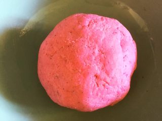 3、三鲜火龙果手擀面,揉成光滑的面团，火龙果汁一点点加，面团揉的硬一点。这是决定面有嚼劲的重要关健，盖上保鲜膜醒半小时。