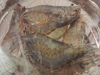 4、三鲜火龙果手擀面,醒面团的时间我们先来处理一下虾。