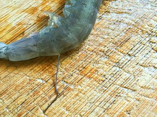 5、三鲜火龙果手擀面,用牙签在虾的第三关节，挑一下把虾的肠给处理掉。