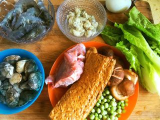 6、三鲜火龙果手擀面,在把要用到的蔬菜肉类都洗干净放着备用。