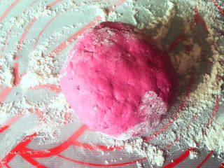 7、三鲜火龙果手擀面,取出面团撒上一点手粉准备开始擀面。