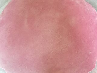 8、三鲜火龙果手擀面,擀成一个薄原均匀的大圆饼。