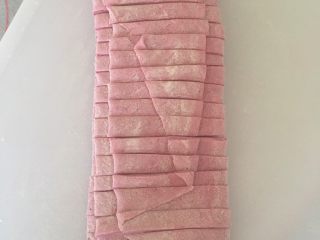 11、三鲜火龙果手擀面,开始切面条面，面条的宽细由自己决定