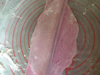 9、三鲜火龙果手擀面,擀好后的面条对折的方式，叠好记得两边都要啥上厚厚的手粉防粘。