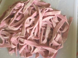 12、三鲜火龙果手擀面,切好的面条撒上手粉抖一下。