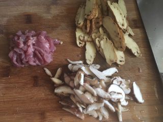 14、三鲜火龙果手擀面,切好蔬菜和肉类