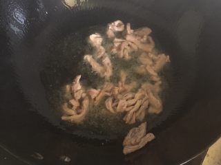 16、三鲜火龙果手擀面,放入猪肉爆炒一下