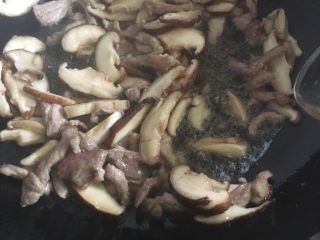 17、三鲜火龙果手擀面,再放入香菇爆炒一下，能闻到香菇的香味。