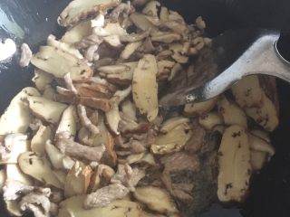 18、三鲜火龙果手擀面,在放入香干