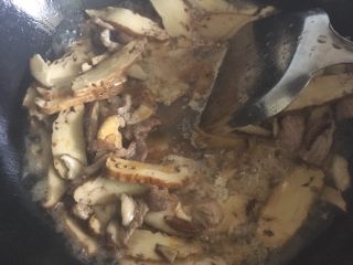 19、三鲜火龙果手擀面,倒上料酒，酱油，盐(这个自己把握咸淡)