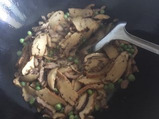 20、三鲜火龙果手擀面,倒入青豆一起炒一下