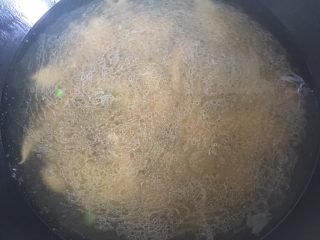 21、三鲜火龙果手擀面,加入水，大火烧开