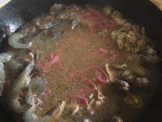 22、三鲜火龙果手擀面,汤烧开后放入面条，虾，蚬子，蛎，盖上锅盖烧开水