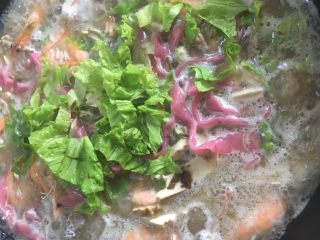 23、三鲜火龙果手擀面,汤烧开之后再加上一点青菜就完美出炉了。