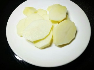 1、圆土豆+减脂土豆素菜盘,土豆去皮后，清洗淀粉后切成片状，上锅蒸15分钟蒸熟