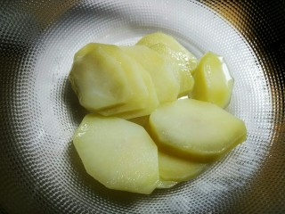 2、圆土豆+减脂土豆素菜盘,切薄一点会比较容易烂，所以切厚一些，口感也要厚实