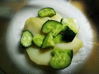 3、圆土豆+减脂土豆素菜盘,黄瓜半根清洗干净，切成滚刀块放入土豆里面