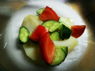 4、圆土豆+减脂土豆素菜盘,番茄作为减肥的第一人选也不能落下，加入切成滚刀块的番茄