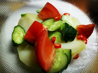 5、圆土豆+减脂土豆素菜盘,喜欢吃辣的可以加入几粒小辣椒圈，提下味道，不能过于单调