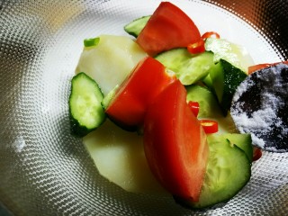 6、圆土豆+减脂土豆素菜盘,加入一点点盐，减脂期间少吃盐量