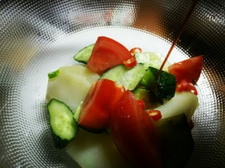 7、圆土豆+减脂土豆素菜盘,然后倒入无盐生抽，这里既要美味也要注意摄入太多能量