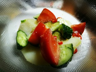 8、圆土豆+减脂土豆素菜盘,加入一点点白糖调一下味道，控制在花生大小的糖量