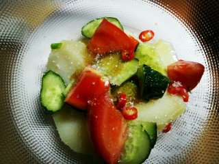 9、圆土豆+减脂土豆素菜盘,在加入一点点香油或者芝麻酱，减脂期间可多吃五谷杂粮