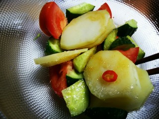 10、圆土豆+减脂土豆素菜盘,最后在把食材和调料一起搅拌均匀入味！把辣椒圈拿出来！