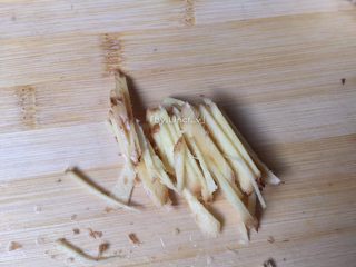 1、彩椒鸡丁,先将生姜洗净切丝待用