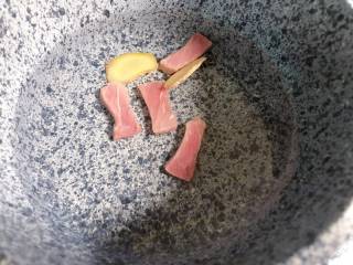 4、【宝宝辅食】杂蔬牛肉粥,牛肉和姜冷水放入锅中，烧开煮沸；