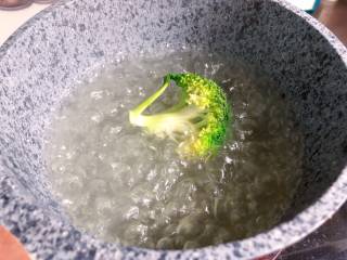 6、【宝宝辅食】杂蔬牛肉粥,另起锅，把西蓝花焯2分钟；