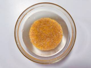 8、【宝宝辅食】杂蔬牛肉粥,宝宝米和小米提前用清水浸泡，浸泡过的米喝饱了水分，煮后会更加软烂哦~