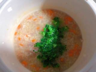 12、【宝宝辅食】杂蔬牛肉粥,待出锅前放入西蓝花碎，继续熬制5分钟就可以出锅啦~