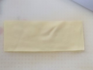 1、豆菊,豆腐皮切成7厘米×20厘米的长条