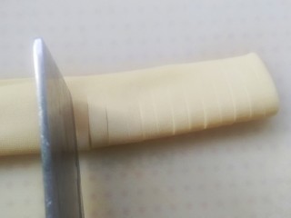 3、豆菊,从头开始切细丝，但不要切断，从头一直切到尾