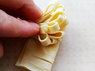 4、豆菊,从一头慢慢卷起来，卷紧实一点