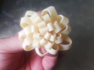 5、豆菊,用手整一下形状，豆皮菊花就做好了