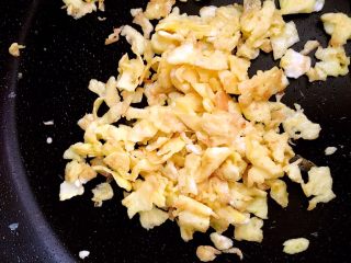 4、海鲜豆腐煲,#吊汤# 热锅倒油,油热后调中火,倒入蛋液炒鸡蛋。鸡蛋炒成金色,尽量把鸡蛋捣碎一些。吊汤的时候才能更容易出鲜味。