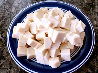 8、海鲜豆腐煲,豆腐切成小块,下锅。