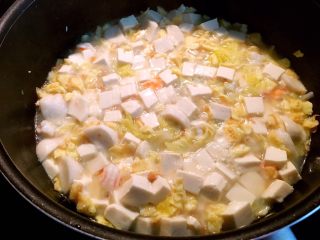 9、海鲜豆腐煲,这时的汤已经很鲜了,加入适量盐,根据自己的咸淡,一边尝一边加。