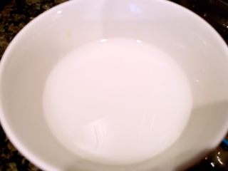 10、海鲜豆腐煲,汤的咸淡调合适以后,倒入事先准备好的淀粉水,烧开,然后关火,放入少许鸡精,搅拌均匀,就可以起锅了。