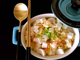 11、海鲜豆腐煲,起锅以后,洒上葱花,再盖上盖子闷2分钟。