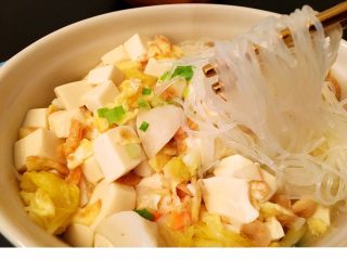 12、海鲜豆腐煲,吃的时候,底部的粉丝已经被烫软,并且有很深的海鲜味。棒棒的。