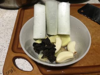 1、冬季滋补萝卜炖羊排,配料切好备用