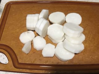 2、冬季滋补萝卜炖羊排,白萝卜洗净切好