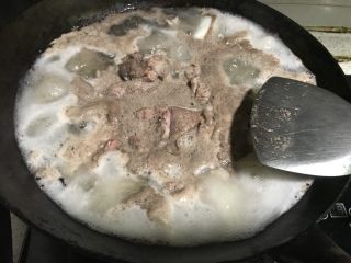 3、冬季滋补萝卜炖羊排,煮开后抹去浮沫,中分煮五分钟后捞起沥干水分备用