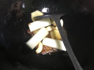 4、冬季滋补萝卜炖羊排,洗净锅后,热锅后再倒入油(要点:一定要热锅冷油),然后放入1~2匙豆瓣酱、剩下的姜片、大蒜仔等配料,加适量的盐中火爆香约1~2分钟