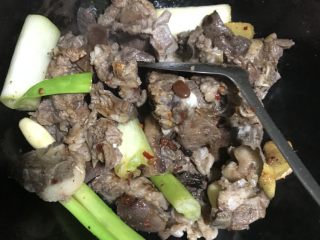 5、冬季滋补萝卜炖羊排,倒入羊肉、萝卜继续中火爆炒3分钟后加入温水或者开水(不要用冷水,肉会老)水量没过羊肉为宜,煮开