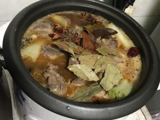 6、冬季滋补萝卜炖羊排,想要方便的话,倒入老式电饭锅里面炖煮一个小时至肉烂,我喜欢这样因为时间上可以统筹安排,炒锅可以空出来炒其他的菜;如果你刚好时间充裕的话,也可以在炒锅上加盖中小火炖煮一个半小时左右至肉烂即可。