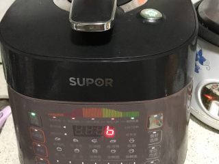 7、冬季滋补萝卜炖羊排,电压力锅也可以,我昨晚上回来比较晚,后面还是决定倒入电压力锅,压了35分钟就可以吃了